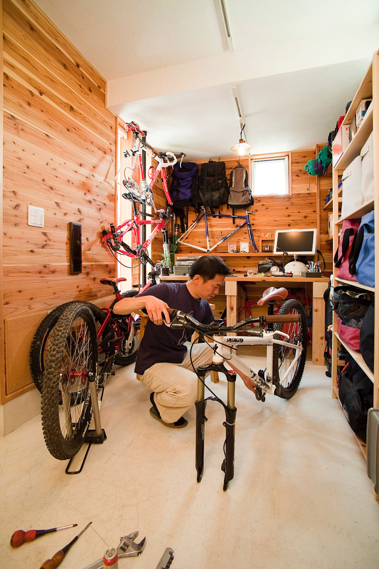 男の隠れ家的な書斎土間では、趣味の自転車の整備を楽しむことができる