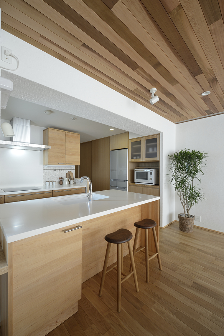【5位★Best of Houzz受賞】「KINARI ：BOXⅡ」逗子のマンションリノベのキッチンです。対面式のアイランドキッチンと木部のコントラストが爽やかな印象です。