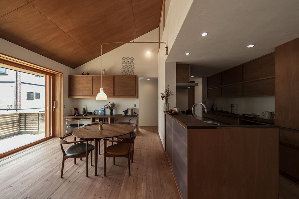 キッチンの上部に部屋を作った平屋ベースの事例。リビング・ダイニングは天井が高く、<br />
伸びやかな気持ちの良い空間が特徴的です。