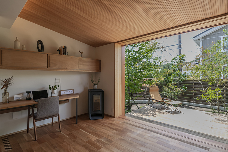 開口部外にある庇の効果で、部屋の中には夏の日差しが入り込みません(星月夜の家)