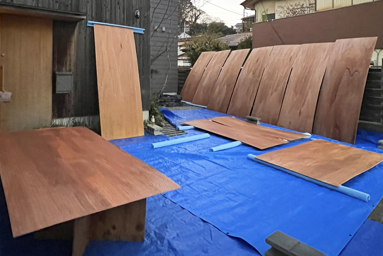 お施主様と柿渋をDIY塗装したラワンベニヤ。乾燥中です。
