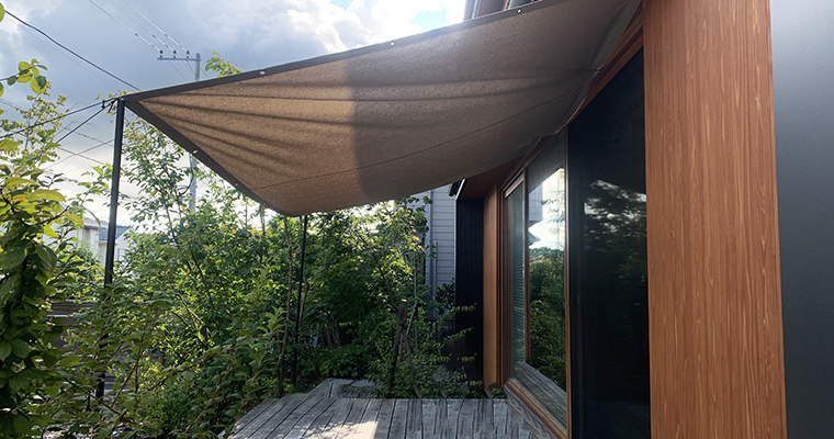 オーニングも必要なときだけ引っ掛けて使えるため、夏はしっかりと日差しをカットし、冬の取得を妨げません。