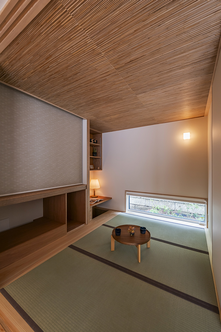 LDK奥の畳コーナー天井にサツマのヨシベニヤを使用した「翆雨の家」。温かみのある優しい雰囲気の空間となりました。