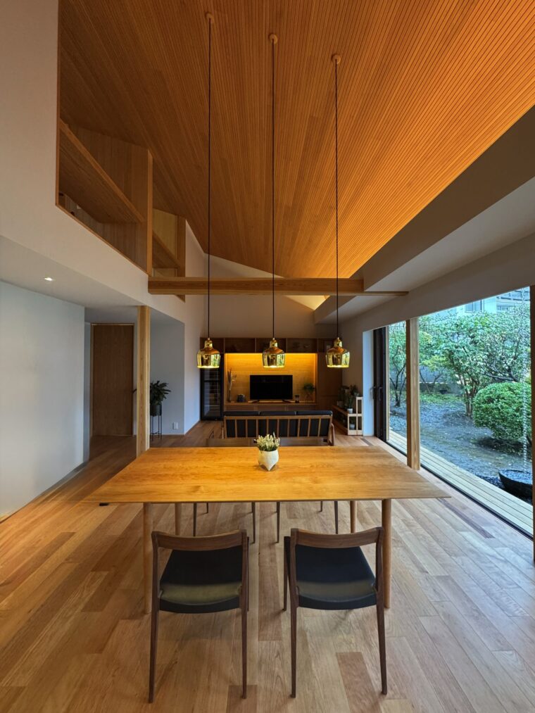 ゴールデンベル3灯を吊るしたダイニングテーブルはオリジナルデザインのブラックチェリーで仕上げたテーブル