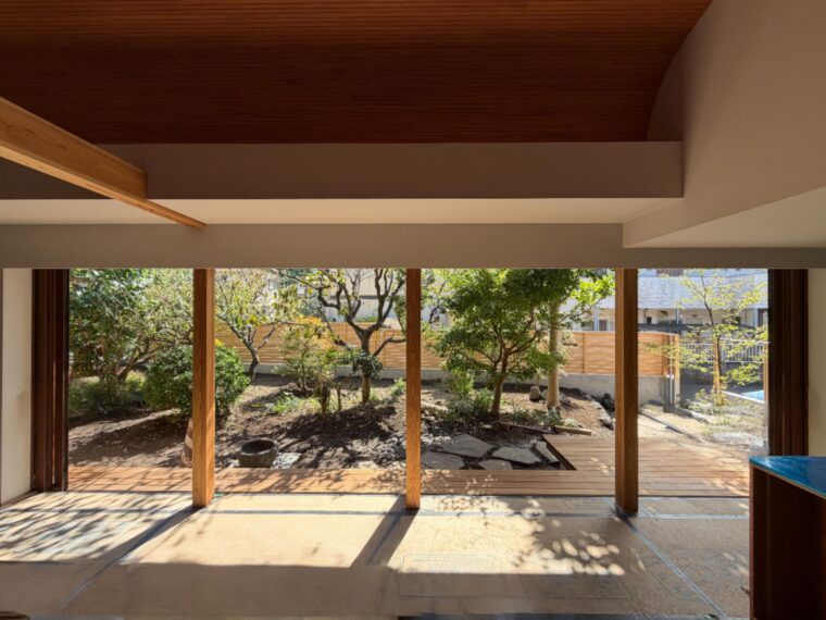 南庭に面する窓は巾7m近い全引込可能な木製大開口建具を採用して庭とひと続きの暮らしへ
