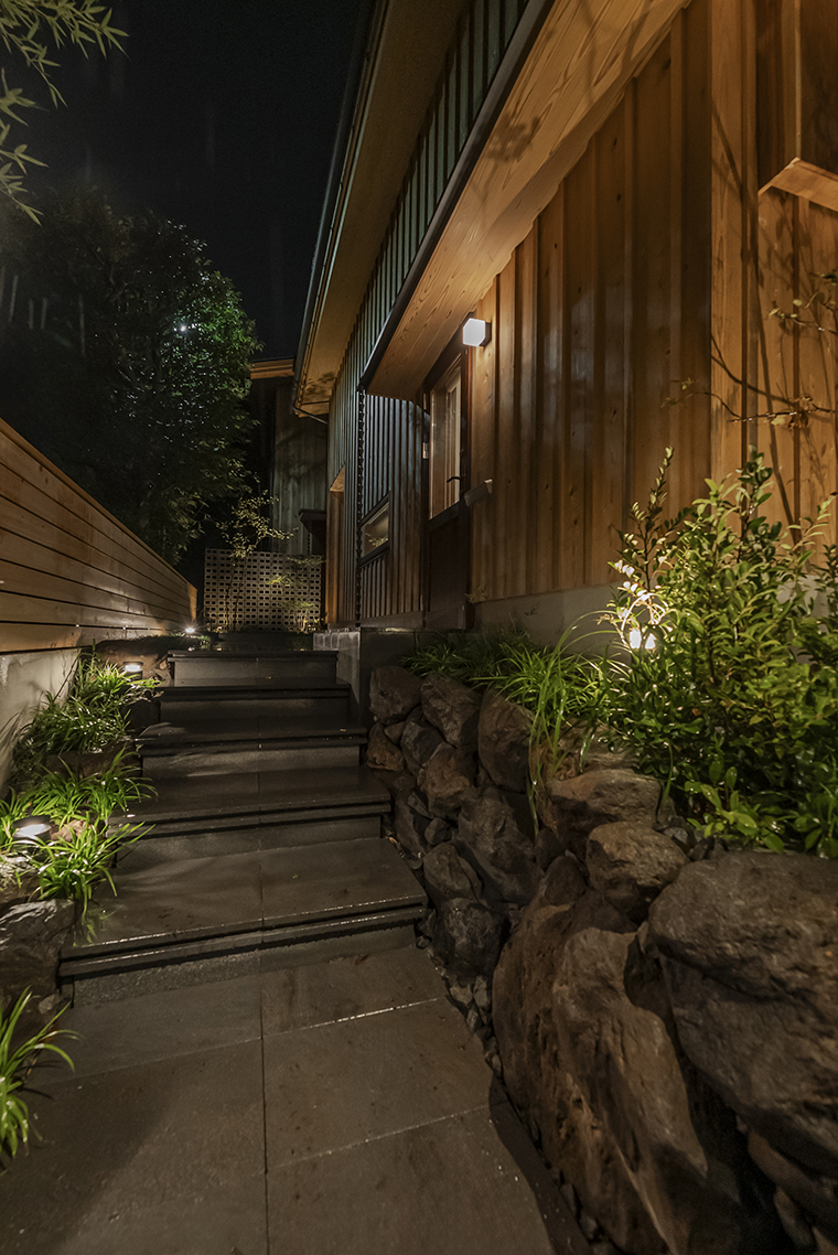 溶岩石は静寂の中に力強さを感じさせ、ナイトシーンでは照明との相性も抜群です