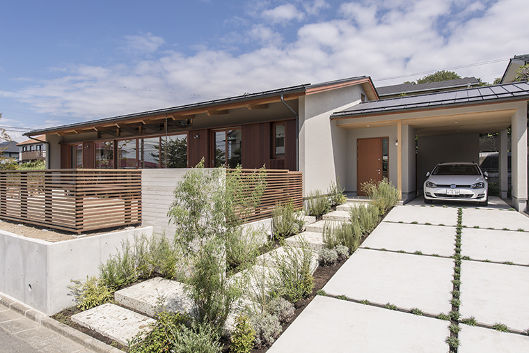 大谷石敷きのアプローチ