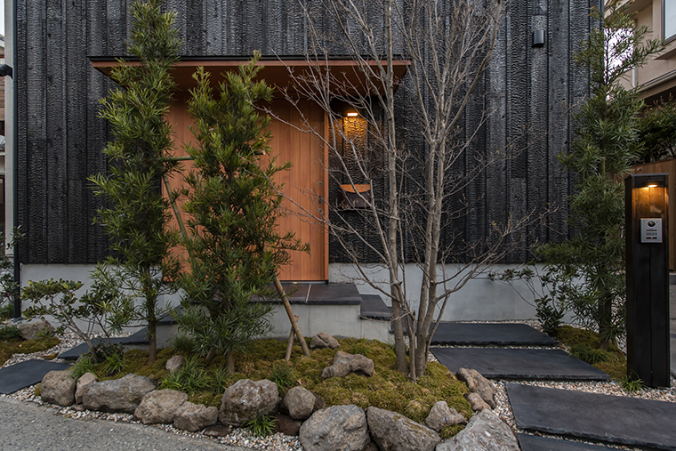 墨を思わせるような特有の濃淡を持つ粘板岩 ( スレート )一枚岩。起伏が控えめで落ち着いた柄感ですが、⽔に濡れると⾊合いは鮮やかになり主張を増します。