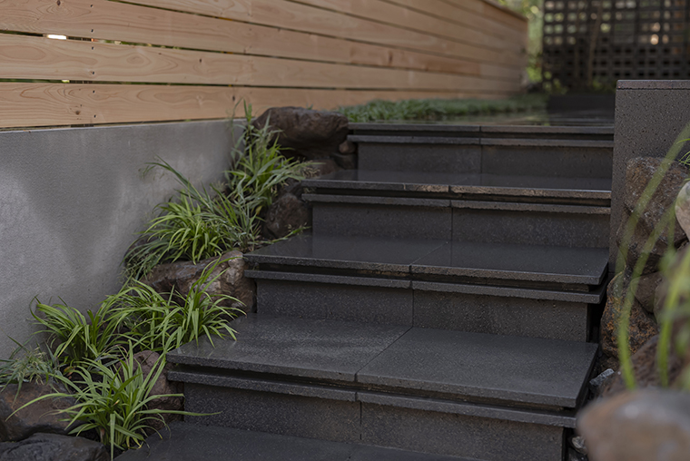 鹿児島県桜島の溶岩石を張ったアプローチ。吸水率が高く水はけが良いのが特徴。