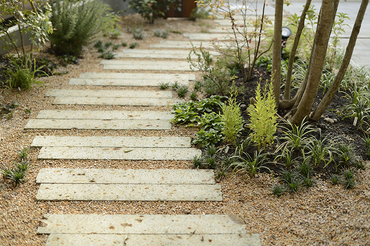 長いアプローチに草木に溶け込ませながら大谷石の小端を並べた小道。大谷石は年月を経てビンテージ感が増し、味わいが出てきます。