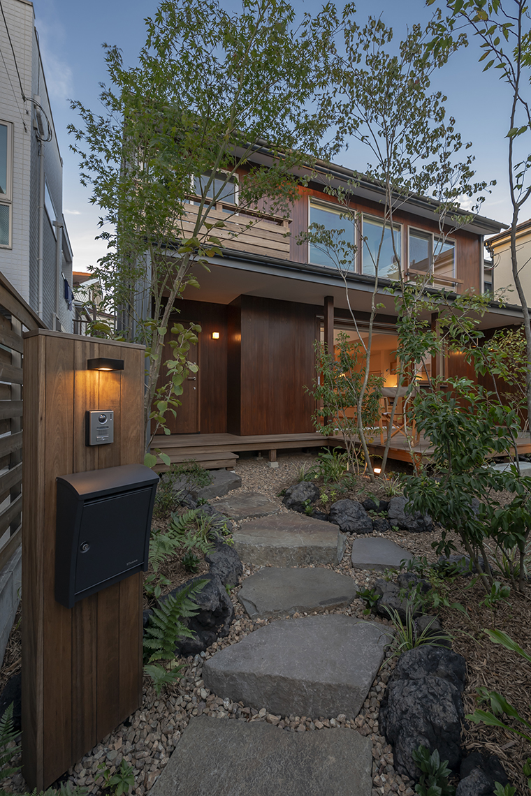 階段は鉄平石、樹々のまわりは浅間溶岩石で土留めを施したアプローチ