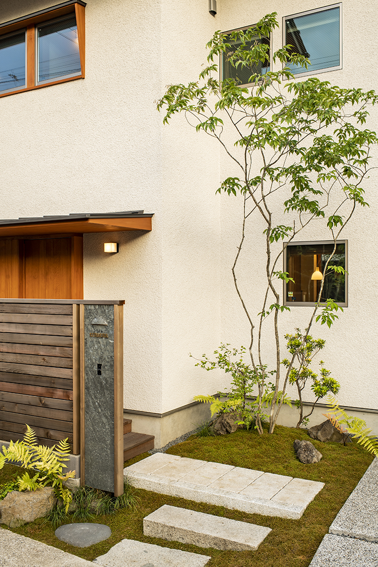 白御影をポイントに使うことで短調にならず、石と植栽がお互いに引き立て合い、より美しく清々しい雰囲気を生み出しています。