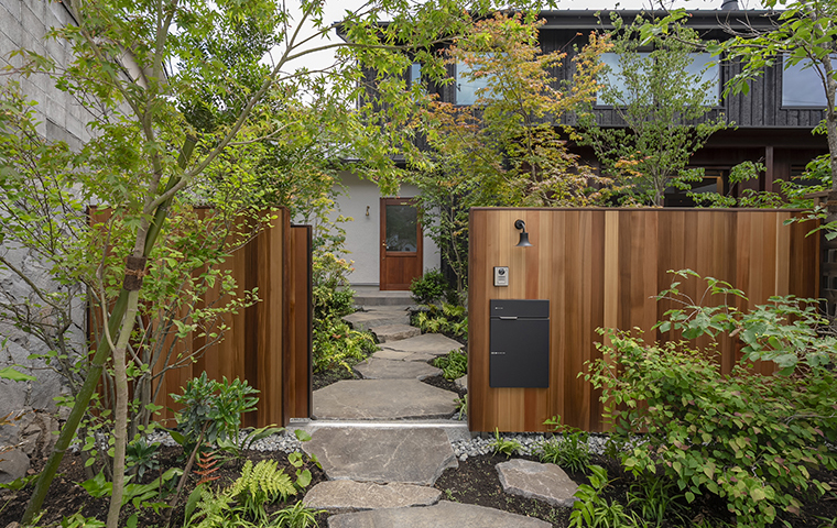 玄関を彩る天然石。印象的なアプローチのポイント総まとめ