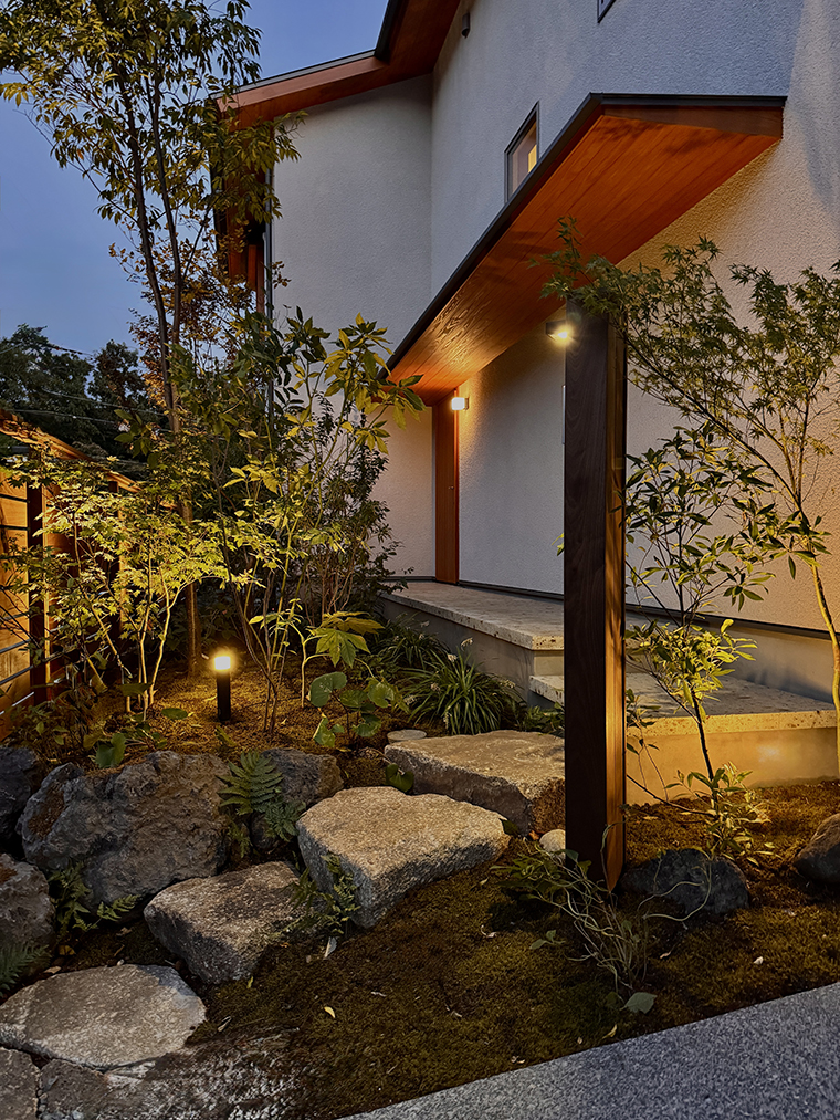 玄関扉前は大谷石、階段は木曽石で構成したアプローチ