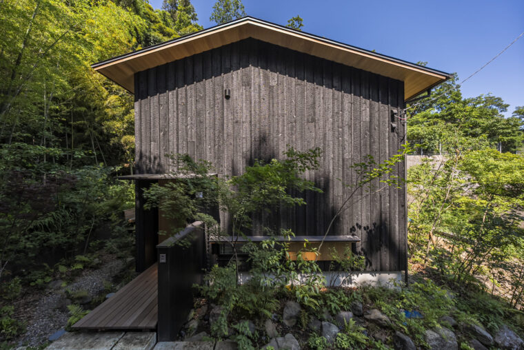 竹林と雑木庭を併せ持つ天龍焼杉の住まい