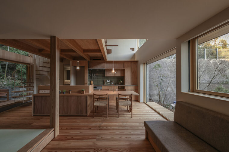 大工造作のキッチン＆ダイニングや造作ソファに南北に大開口で雑木庭とつながる間取りの小さな家の居心地の良さを五感で感じてください