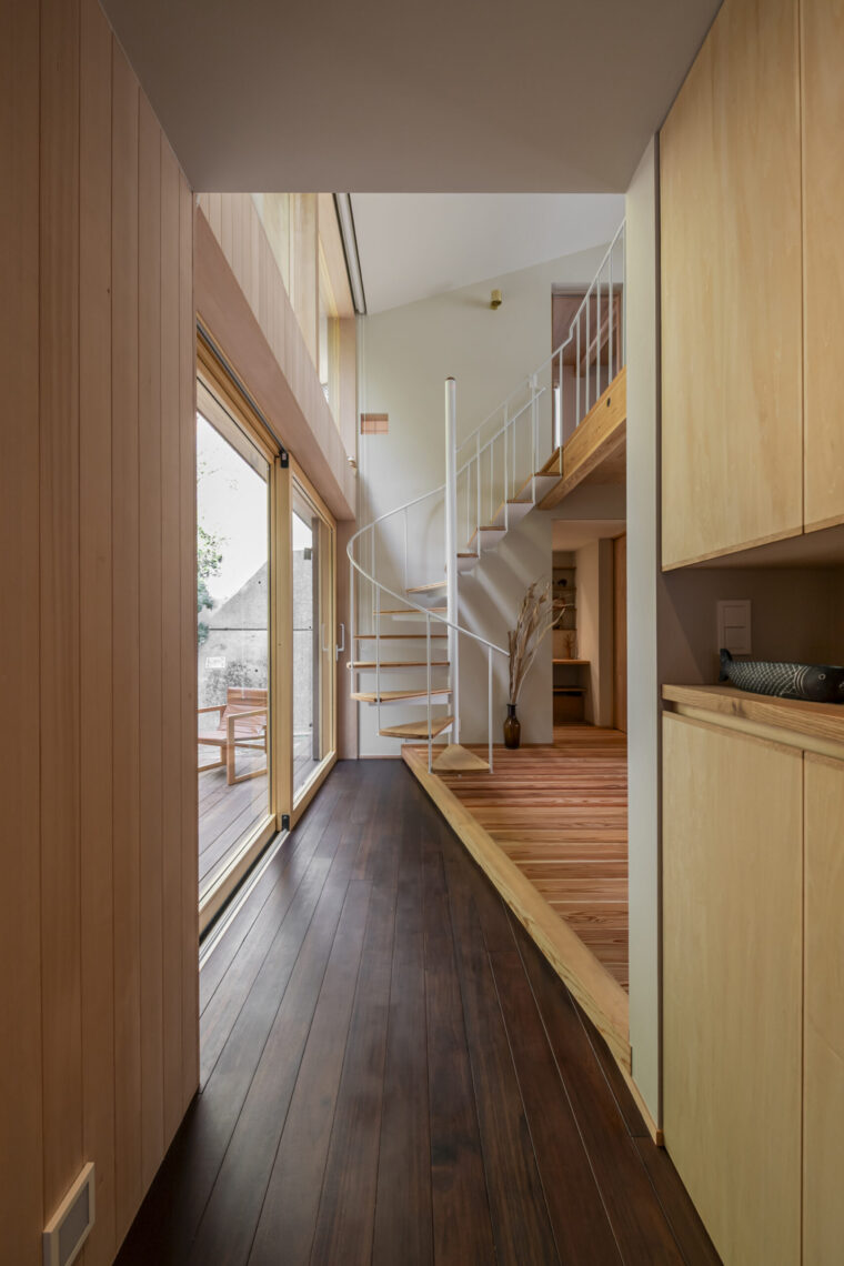 無垢板で仕上げた玄関土間の下も暖気が廻っています。段差の隙間からエアコンの暖かい風も出るので温度差のないホール