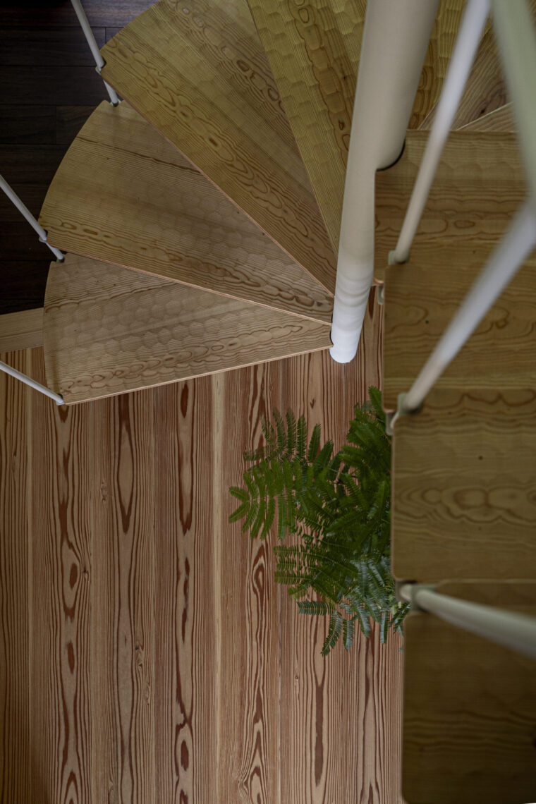 浮造りの杉フローリングや階段のナグリ加工した階段板の気持ちよい足ざわりもぜひ体感ください