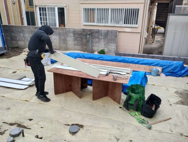 小屋棟の外壁はガルバリウムの平吹きを採用しました<br />
1枚ずつ板金屋さんが折っている所です<br />
屋根や、小庇の雨樋なども折って仕上げています